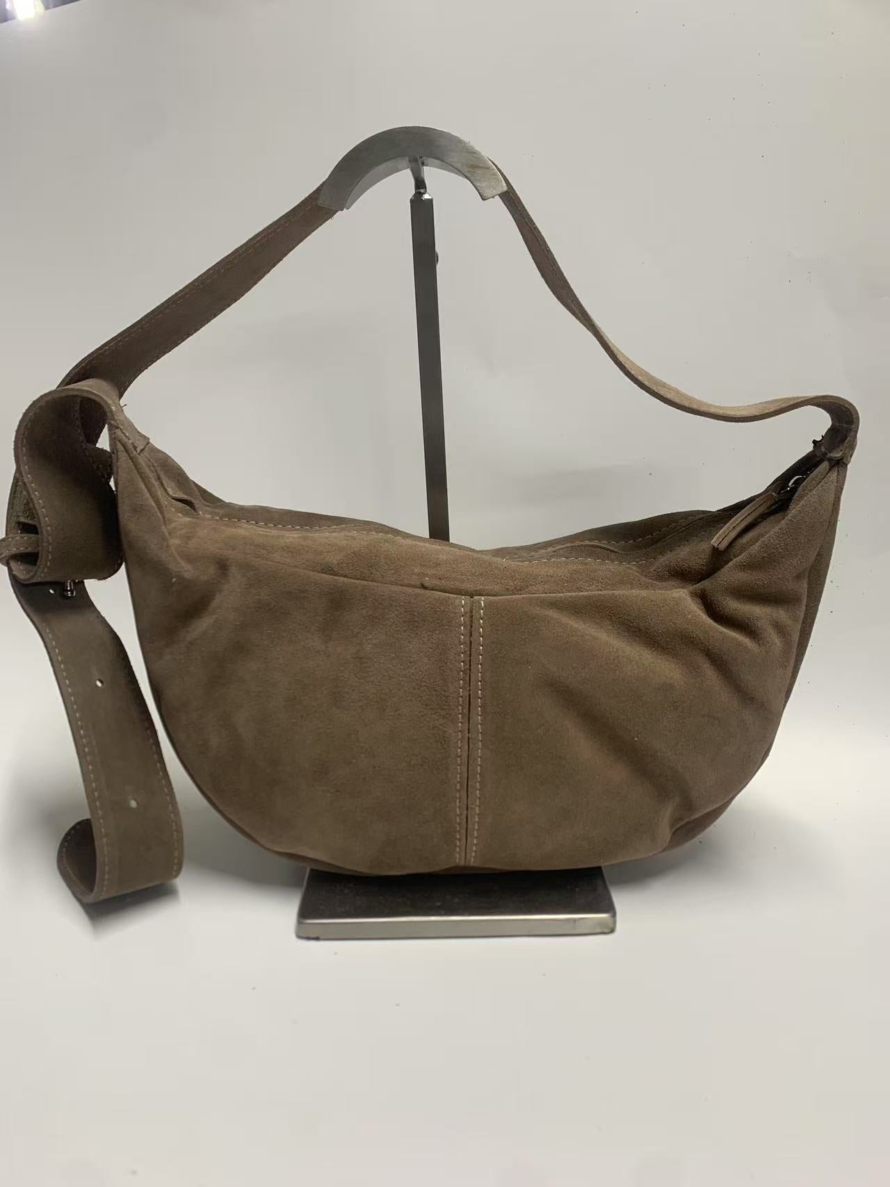 borsa realizzata in pelle scamosciata