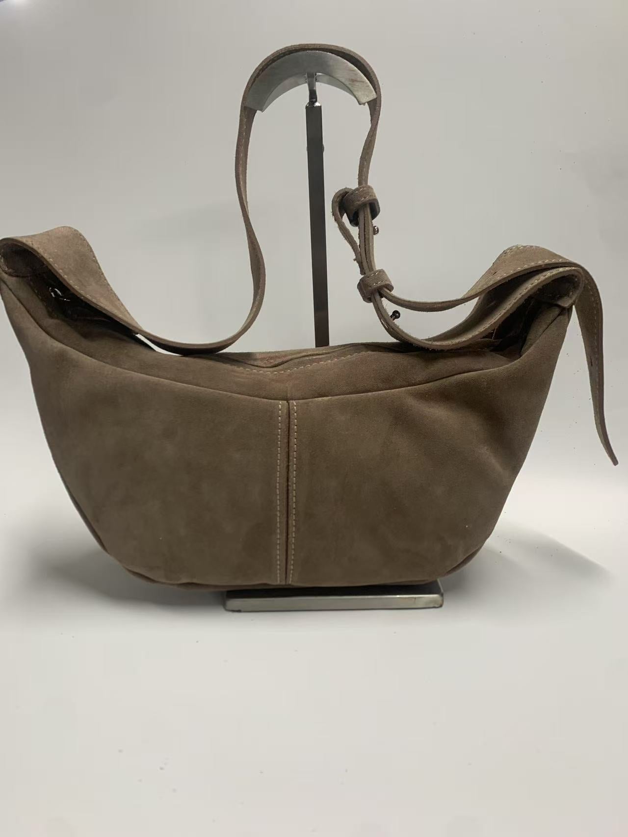 borsa realizzata in pelle scamosciata