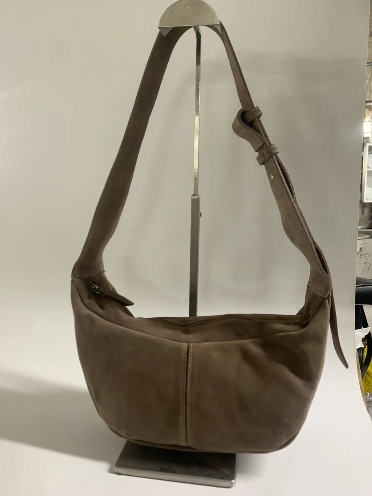 borsa realizzata in pelle scamosciata