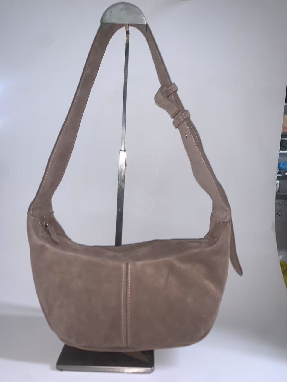 borsa realizzata in pelle scamosciata