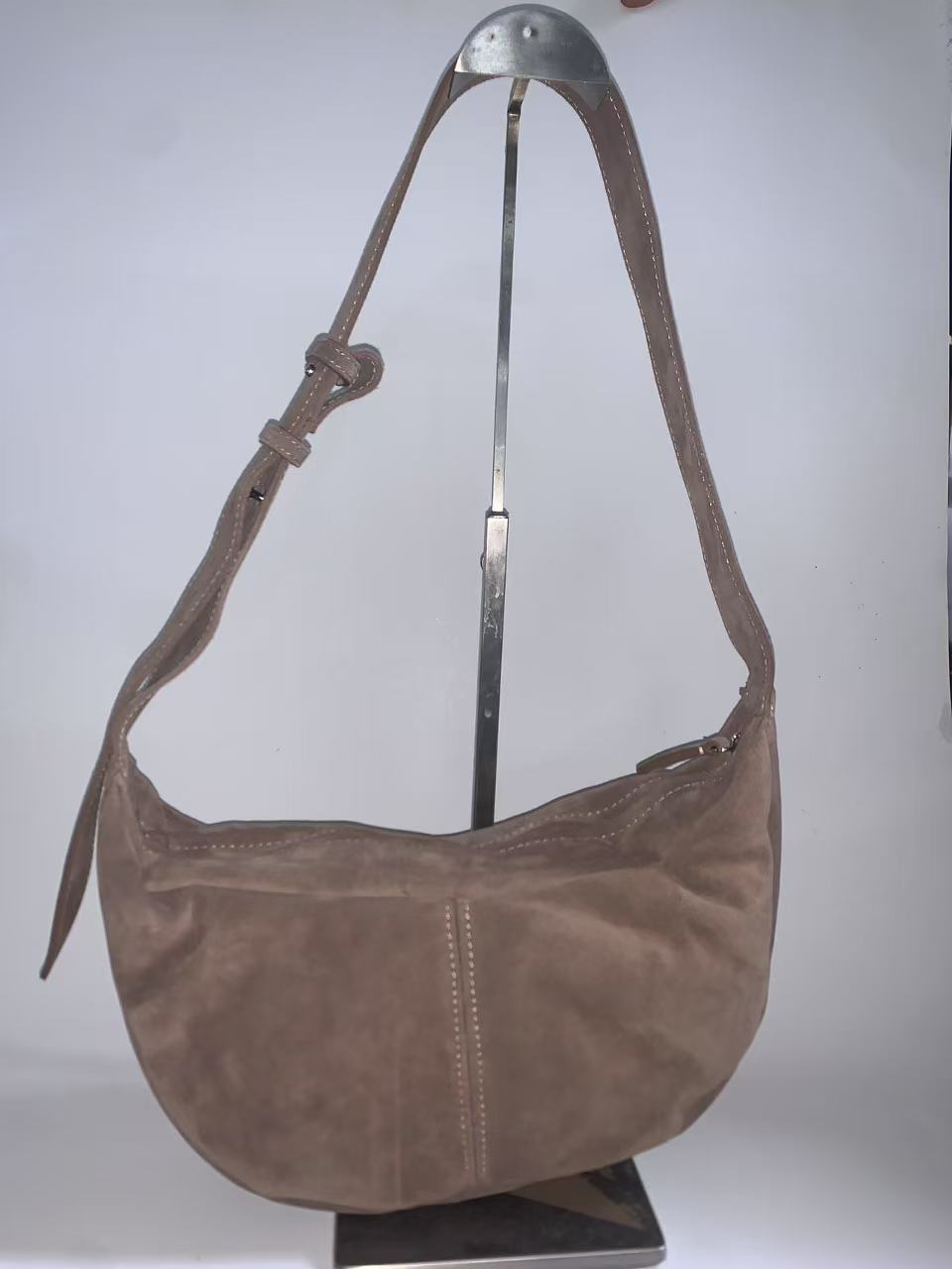 borsa realizzata in pelle scamosciata